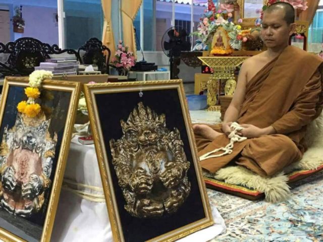 🦁 Hanuman City Ruler Triple King Power Amulet – Supreme Authority, Protection & Victory Charm (2559 BE)