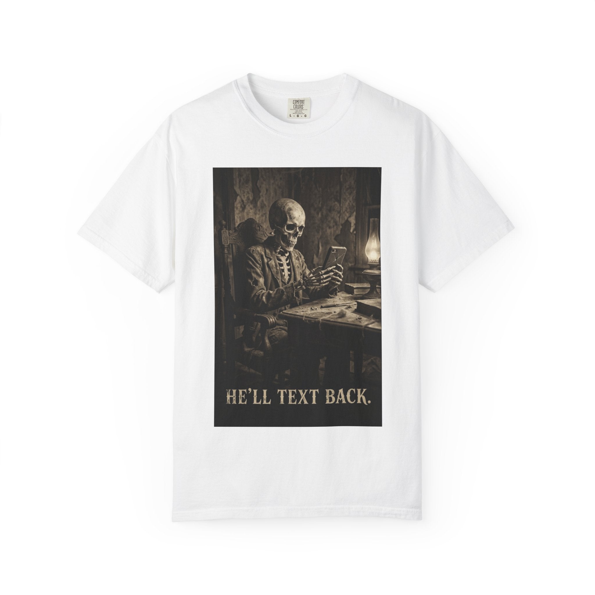 💀 He'll Text Back Skeleton T-Shirt - Funny Dark Humor Tee - Vintage Gothic Horror Shirt - Waiting for a Reply Skeleton Art - Relatable Sarcastic Aesthetic Clothing White