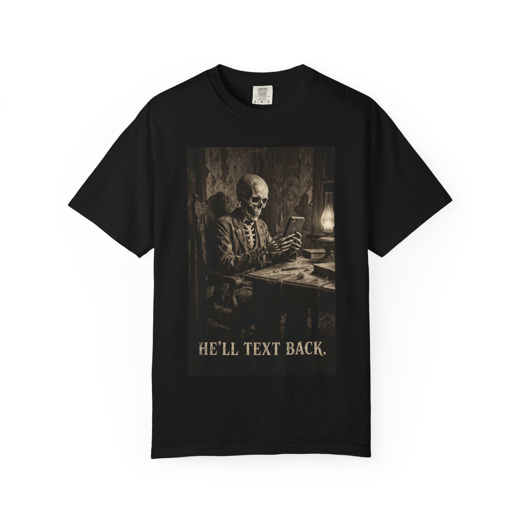 💀 He'll Text Back Skeleton T-Shirt - Funny Dark Humor Tee - Vintage Gothic Horror Shirt - Waiting for a Reply Skeleton Art - Relatable Sarcastic Aesthetic Clothing Black