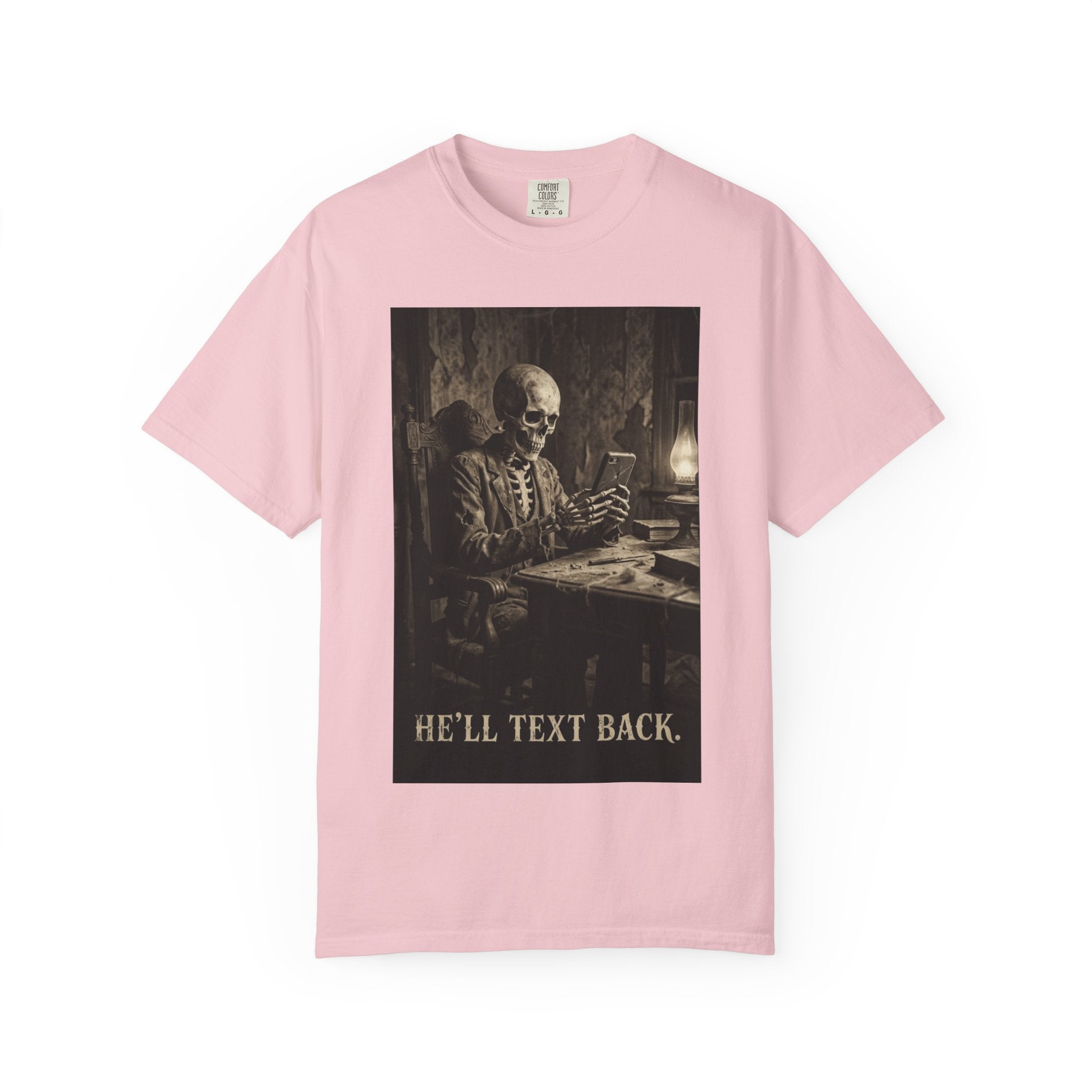 💀 He'll Text Back Skeleton T-Shirt - Funny Dark Humor Tee - Vintage Gothic Horror Shirt - Waiting for a Reply Skeleton Art - Relatable Sarcastic Aesthetic Clothing Blossom