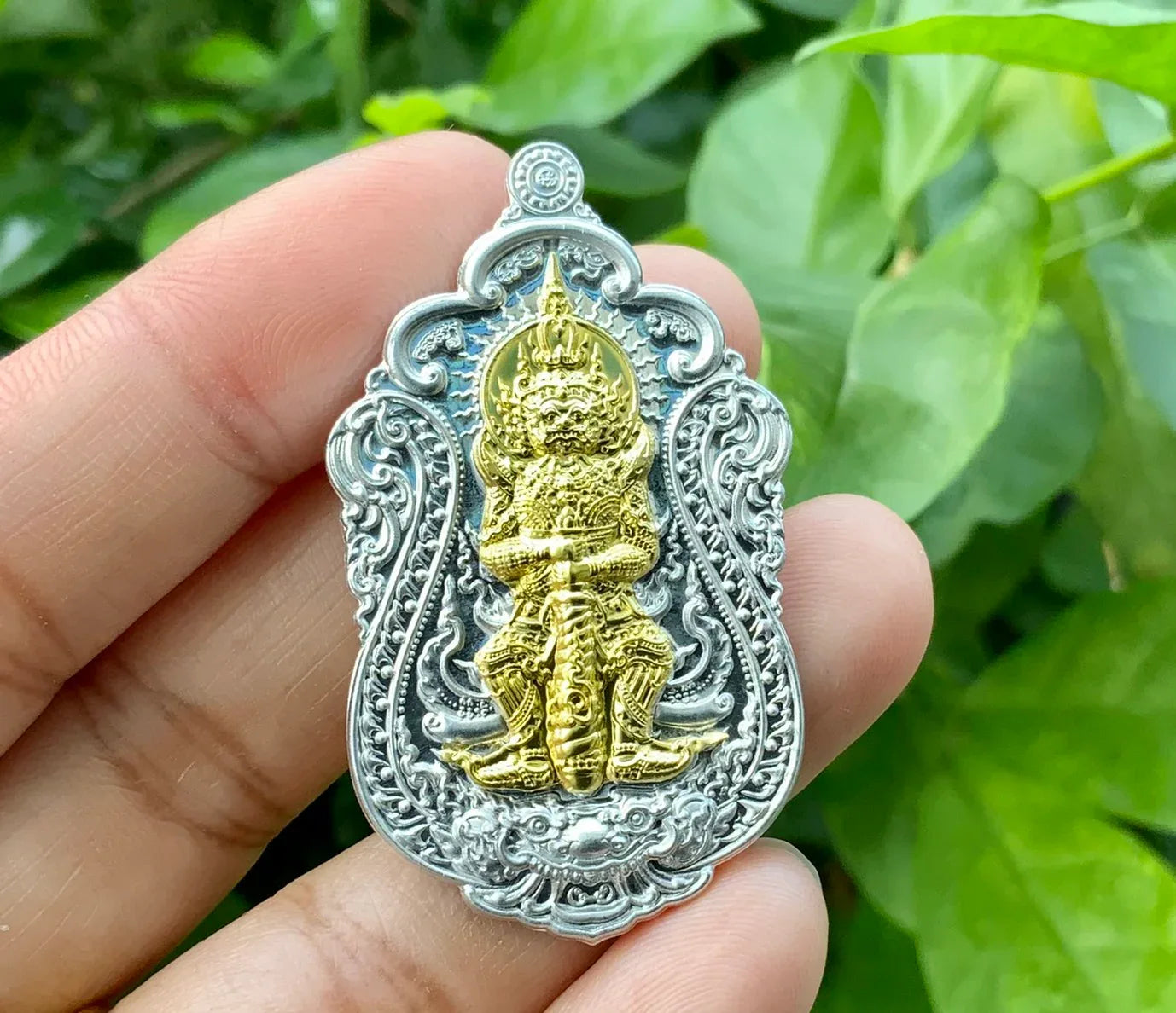 🪙 “Heaven‑Blessed Thao Wessuwan – Divine Blessing Silver Guardian Coin by Luang Pho Suchart, Wat Sila Dokmai (Phetchabun)” Pure silver body with a gold-plated mask.