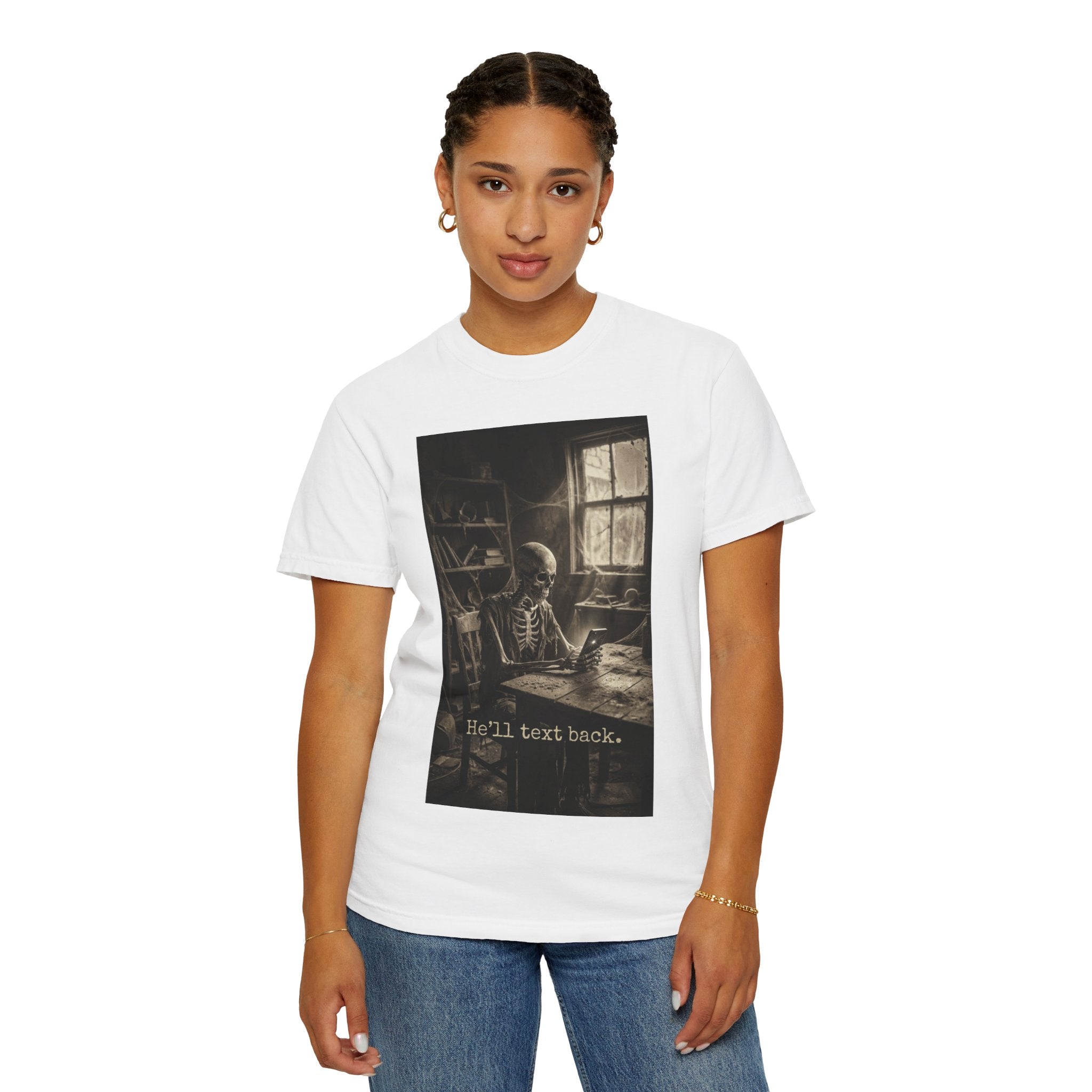He'll Text Back Skeleton T-Shirt - Vintage Dark Humor Tee - Funny Gothic Horror Graphic Shirt - Relatable Sarcastic Ghosting Gift - Retro Aesthetic Apparel