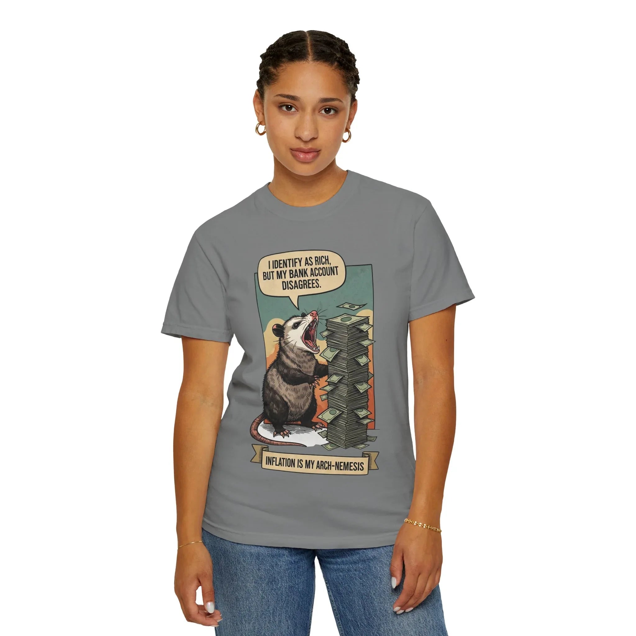 Funny Opossum Shirt - "I Identify As Rich" Inflation Meme Tee - Relatable Money Humor Gift - Vintage Style Screaming Possum Graphic - Retro Financial Crisis T-Shirt Grey
