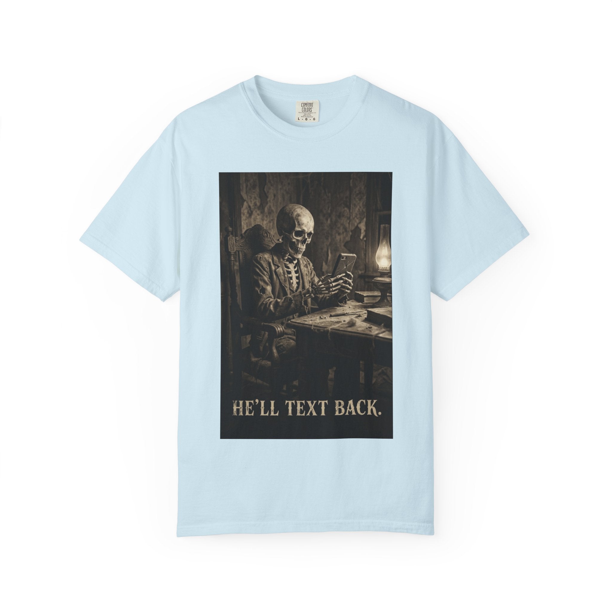💀 He'll Text Back Skeleton T-Shirt - Funny Dark Humor Tee - Vintage Gothic Horror Shirt - Waiting for a Reply Skeleton Art - Relatable Sarcastic Aesthetic Clothing Chambray