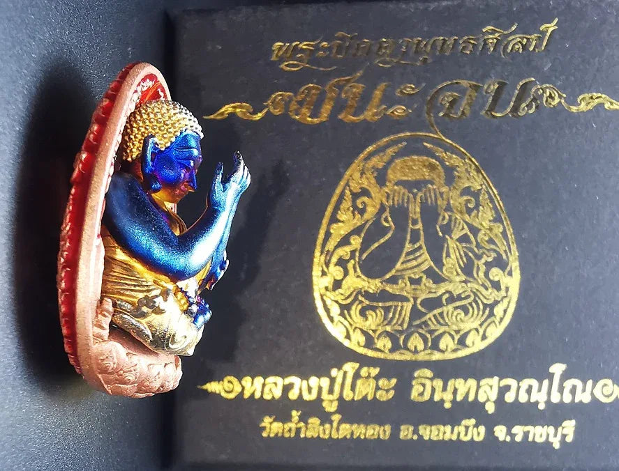 🪙 Luang Pu Toh “Defeat Poverty” Puttasilpa Phra Pidta – 7‑Diamond Inlaid Blue Rhodium Navaloha Amulet with Gold‑Plated Hair & Robe (Limited 59 Pieces,)