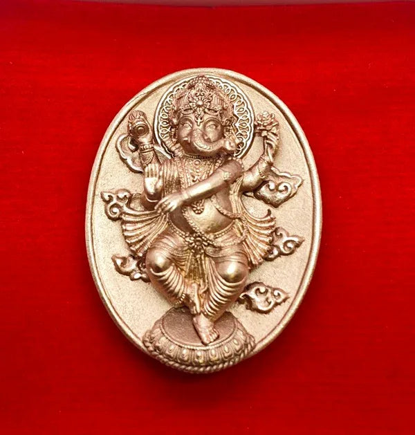 🪙 “Dancing Ganesha Nataraja Medal” – 2.5 x 3 cm Metta, Creativity & Success Amulet, “Meta Mahamongkol” Edition, Wat Phikun Thong (B.E. 2565) Pink Gold Satin
