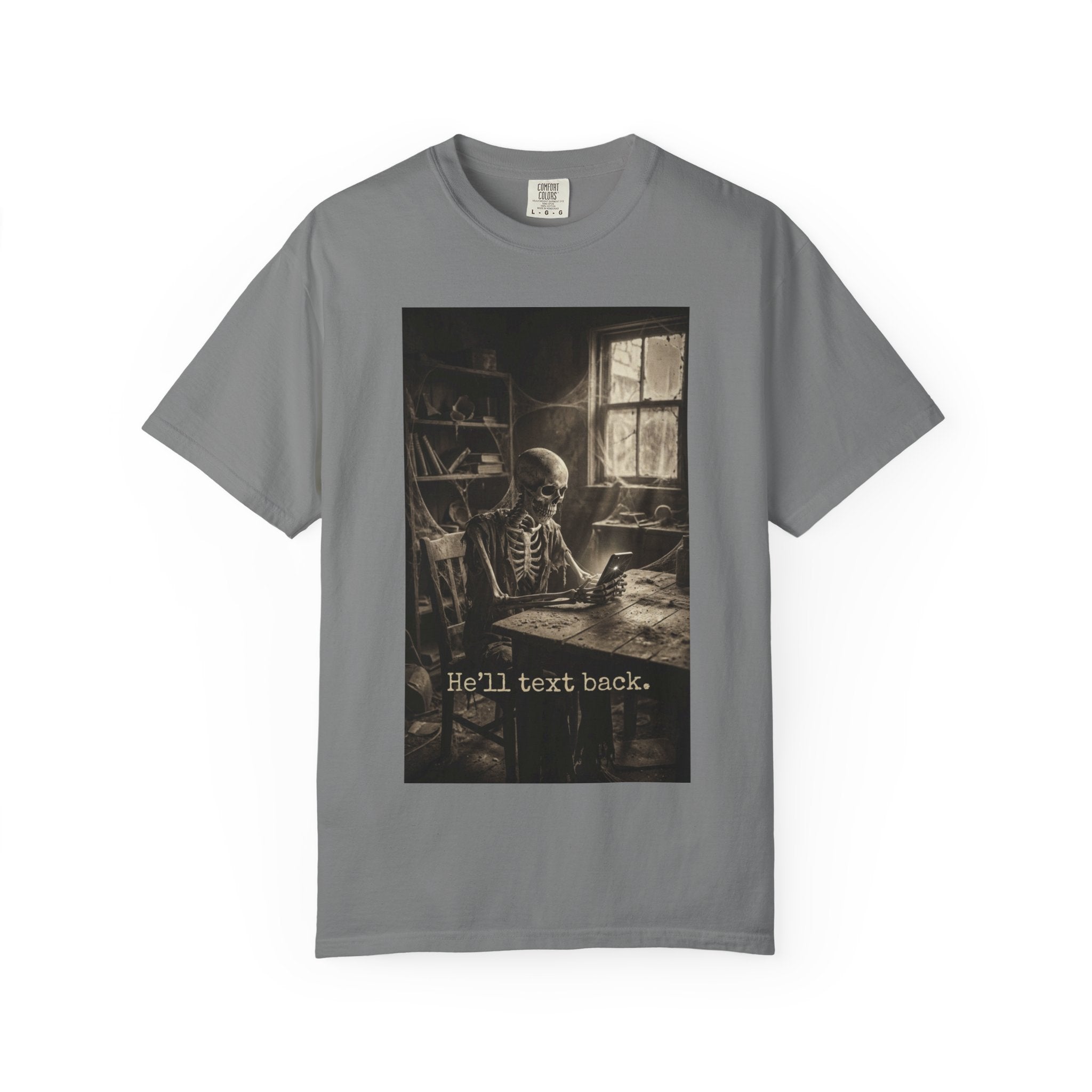 He'll Text Back Skeleton T-Shirt - Vintage Dark Humor Tee - Funny Gothic Horror Graphic Shirt - Relatable Sarcastic Ghosting Gift - Retro Aesthetic Apparel Grey