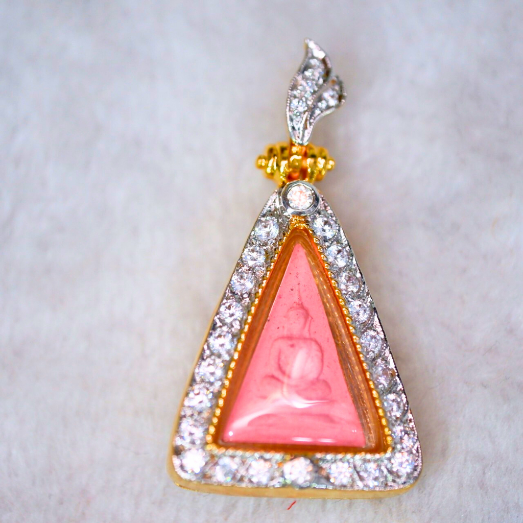 👑 Unlock the Power of Mercy, Luck & Wealth with Phra Nang Phaya Maha Lap! ชมพูใส่กรอบเพชรกันน้