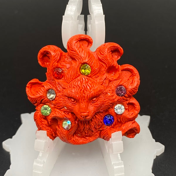 Nine-Tailed Fox Charm by Kruba Baeng – Amulet for Love, Luck & Prosperity Charming herb powder