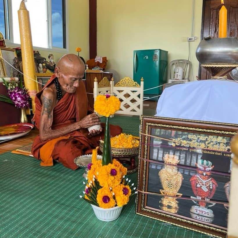 Hoot of Wealth Owl Amulet – Huged Bird Symbol for Prosperity &amp; Fortune | Consecrated by Luangpu Maen Phuriyanano, Khao Chan Temple, Phetchabun 招财猫头鹰符 – 象征财富与好运的神鸟护身符 | 由玛恩长老于碧差汶府考禅寺加持 - Thai Blessing Co