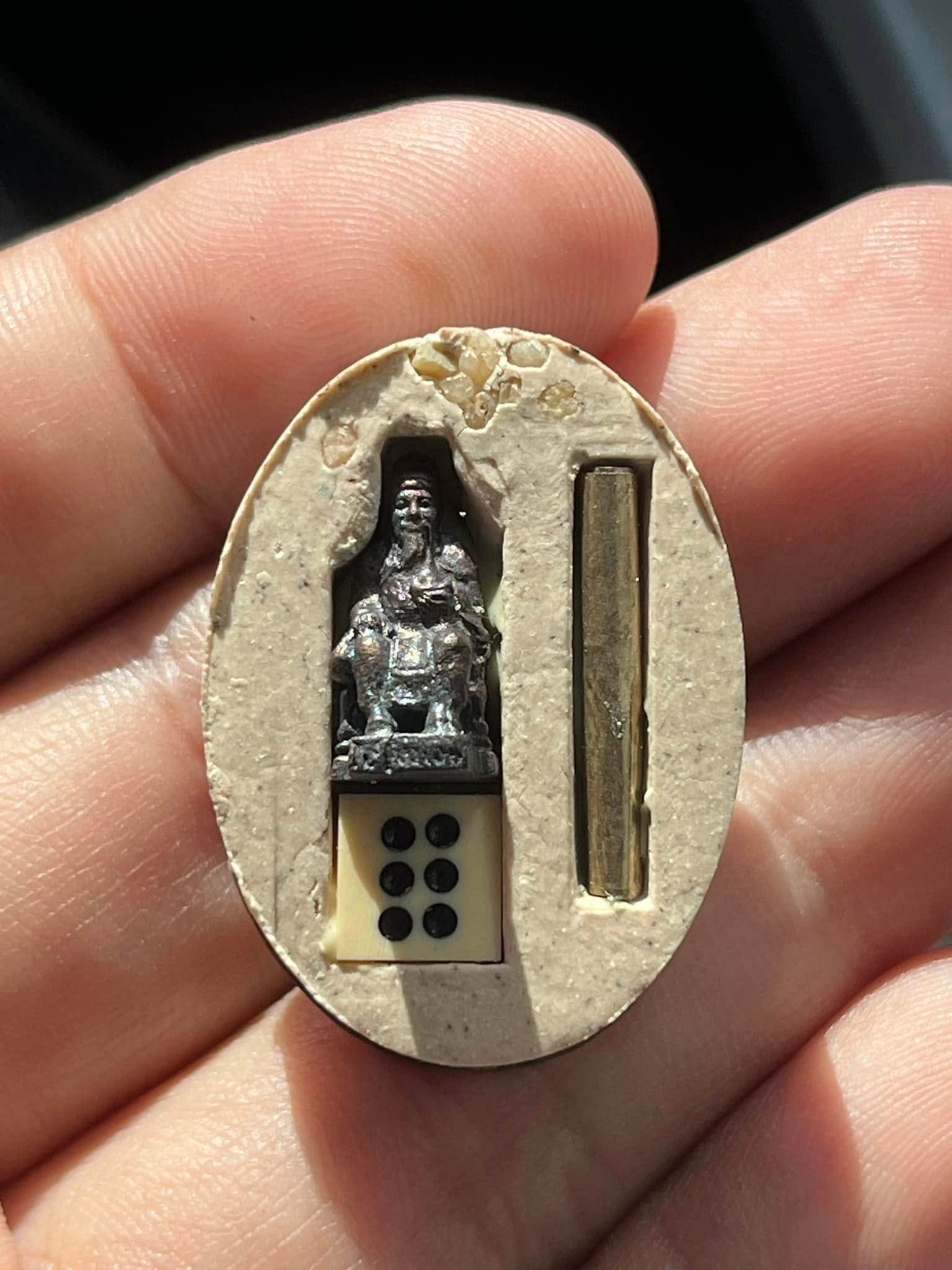 Jao Por Yi Gor Hong &amp; Cai Shen Back Talisman – “Setthi Ruay Sap” Edition, Luang Pu Key, Wat Sri Lam Yong (B.E. 2553)&nbsp;财神庙官易哥洪 – 富贵财运版 | 龙普基大师加持 | 佛历2553 - Thai Blessing Co