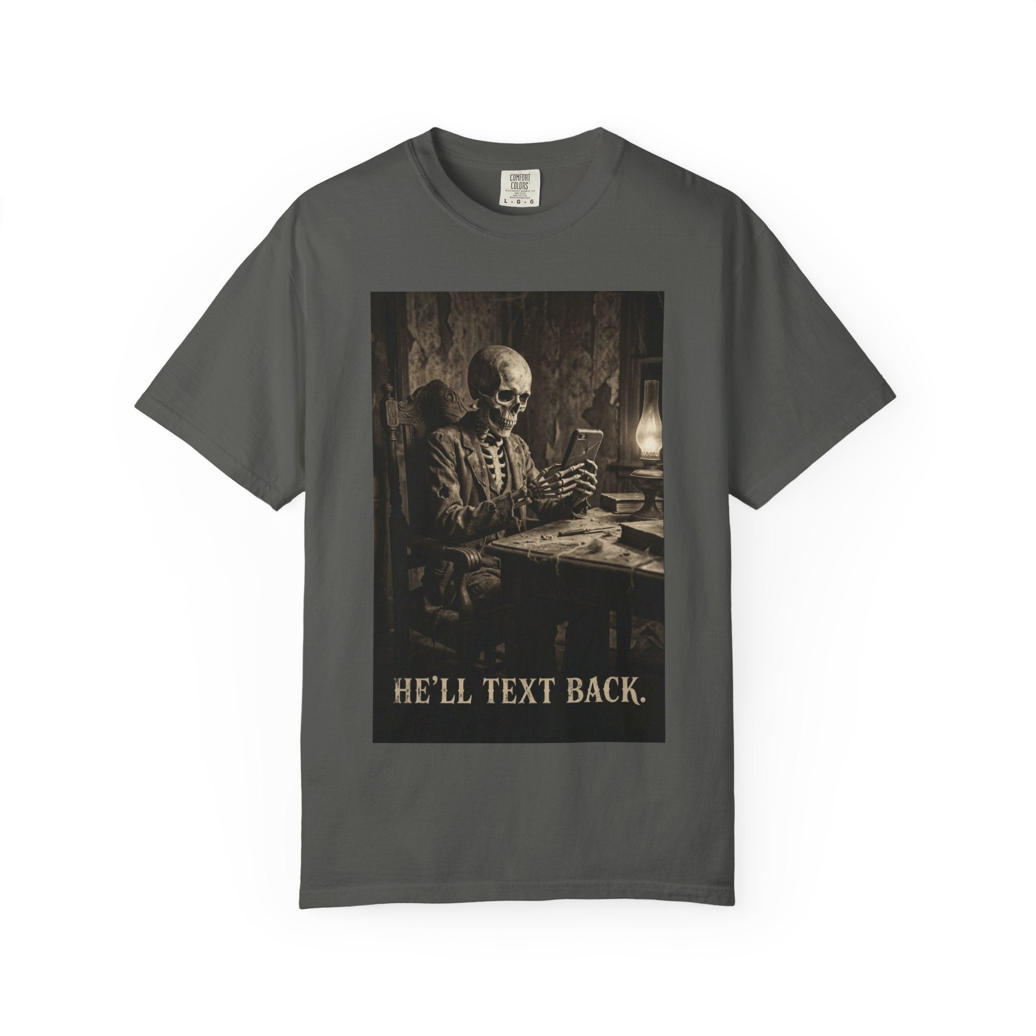 💀 He'll Text Back Skeleton T-Shirt - Funny Dark Humor Tee - Vintage Gothic Horror Shirt - Waiting for a Reply Skeleton Art - Relatable Sarcastic Aesthetic Clothing Pepper