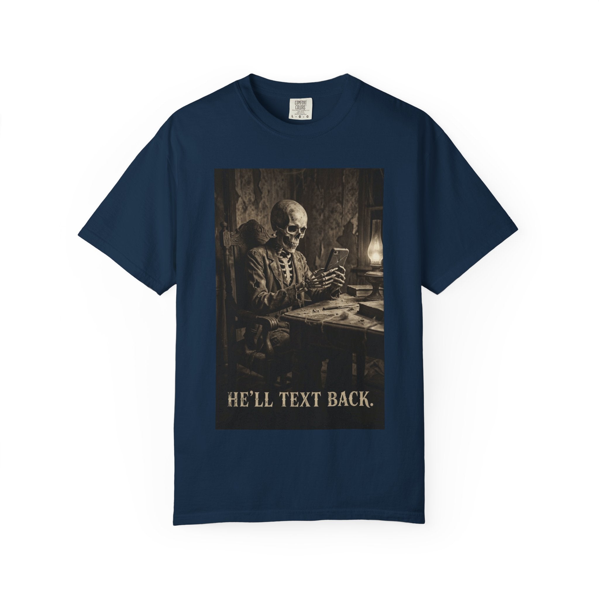 💀 He'll Text Back Skeleton T-Shirt - Funny Dark Humor Tee - Vintage Gothic Horror Shirt - Waiting for a Reply Skeleton Art - Relatable Sarcastic Aesthetic Clothing True Navy