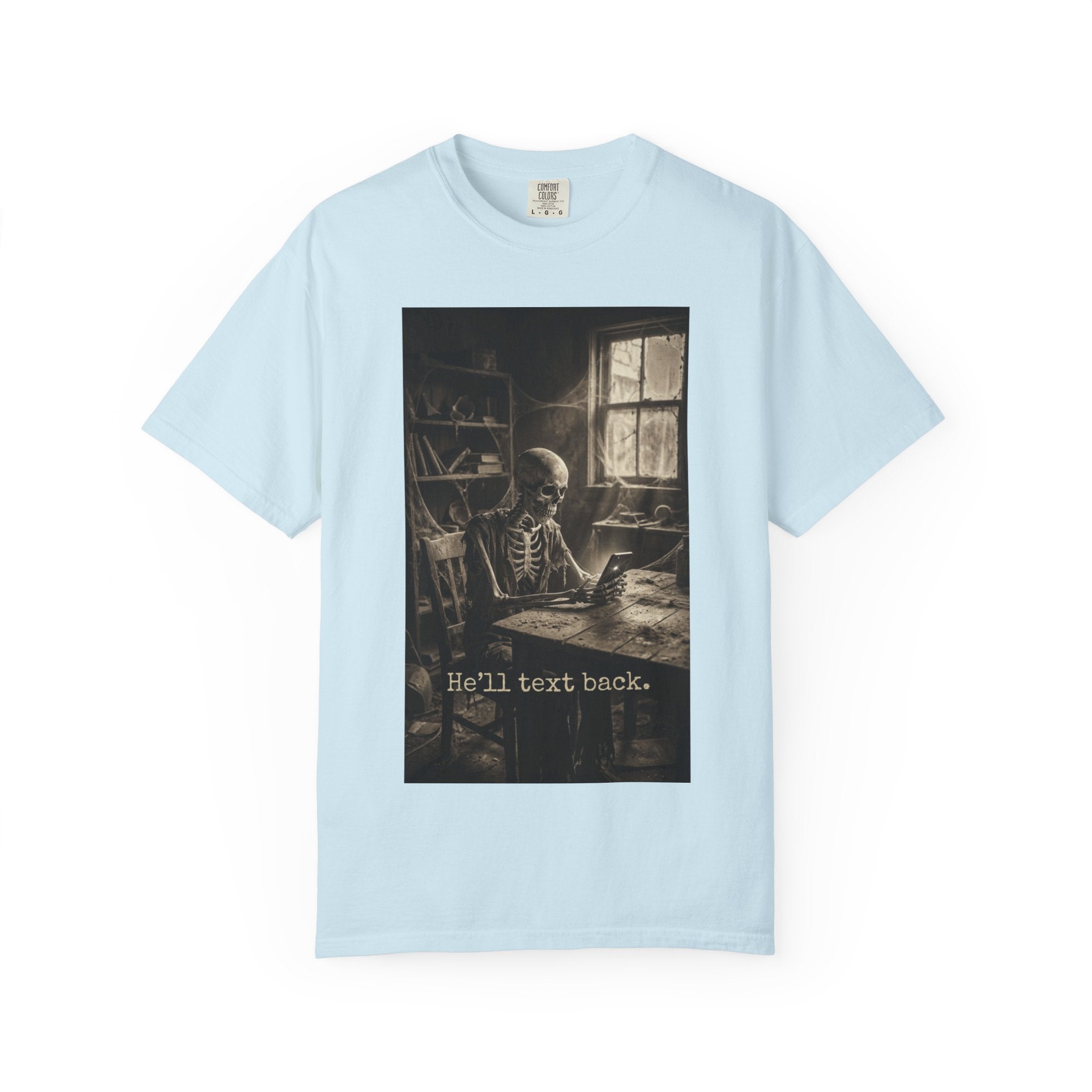 He'll Text Back Skeleton T-Shirt - Vintage Dark Humor Tee - Funny Gothic Horror Graphic Shirt - Relatable Sarcastic Ghosting Gift - Retro Aesthetic Apparel Chambray