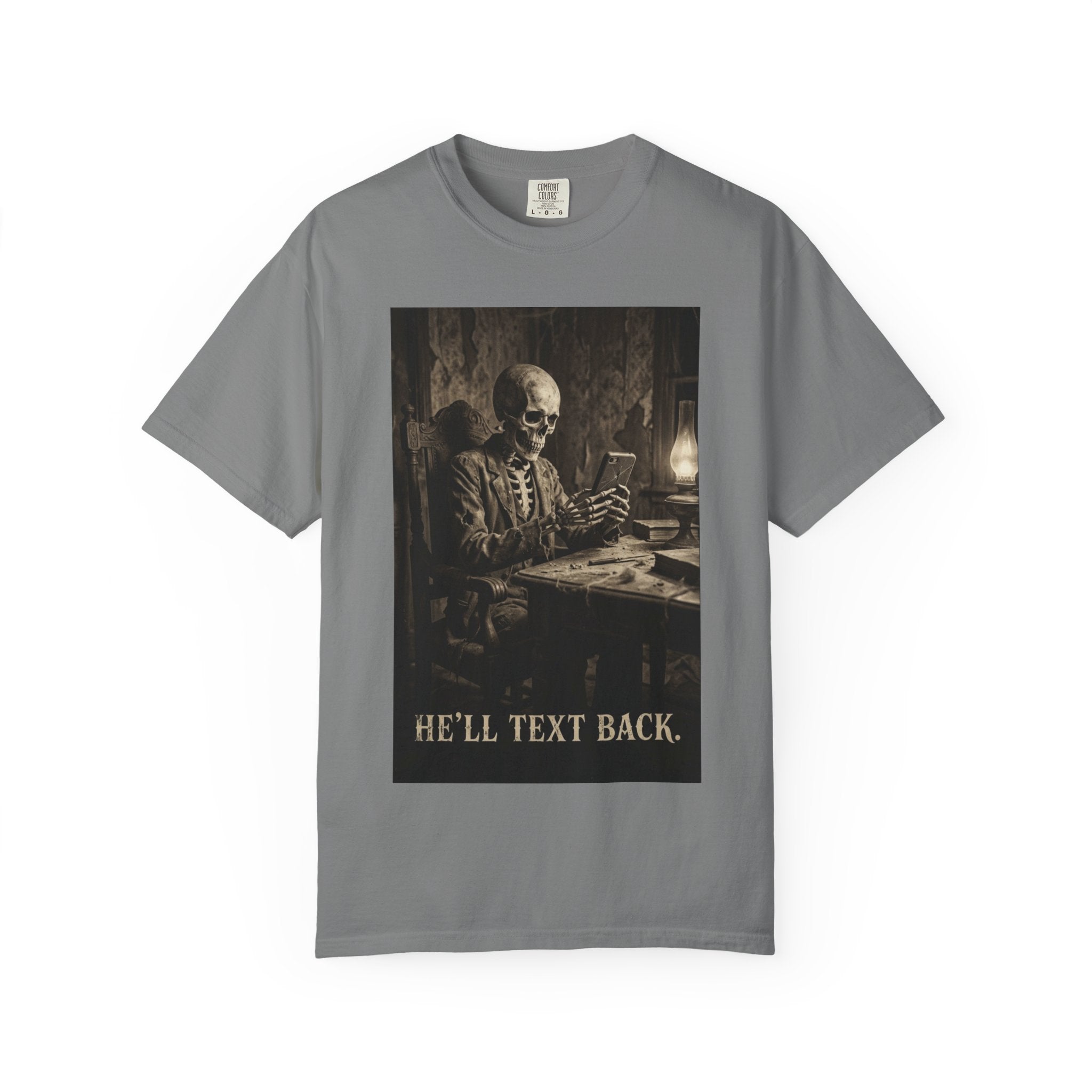 💀 He'll Text Back Skeleton T-Shirt - Funny Dark Humor Tee - Vintage Gothic Horror Shirt - Waiting for a Reply Skeleton Art - Relatable Sarcastic Aesthetic Clothing Grey