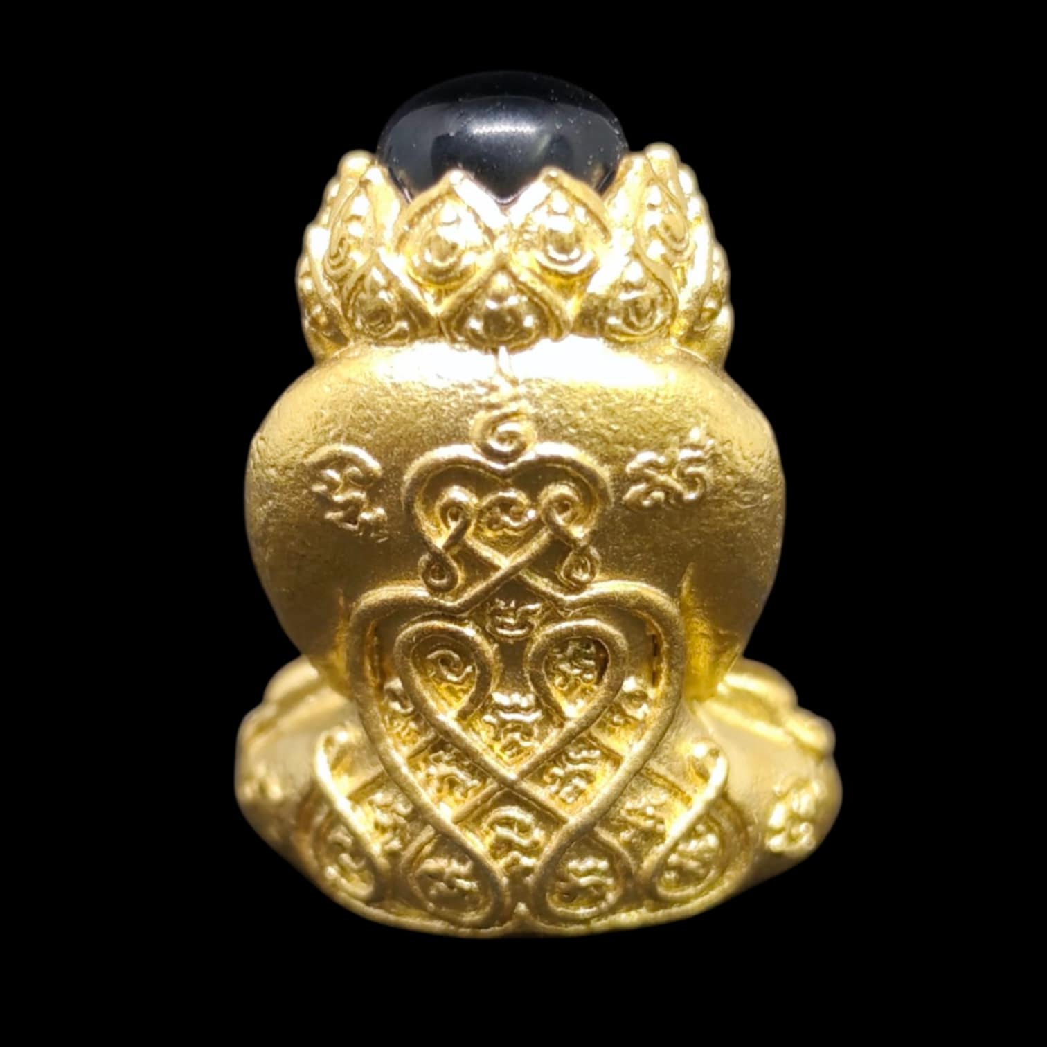 Supreme Spiritual Protection and Prosperity with the Phra Pidta Manee Mantra﻿ – Golden Sattapray Gold Alloy Amulet with Blue Sapphire Hair