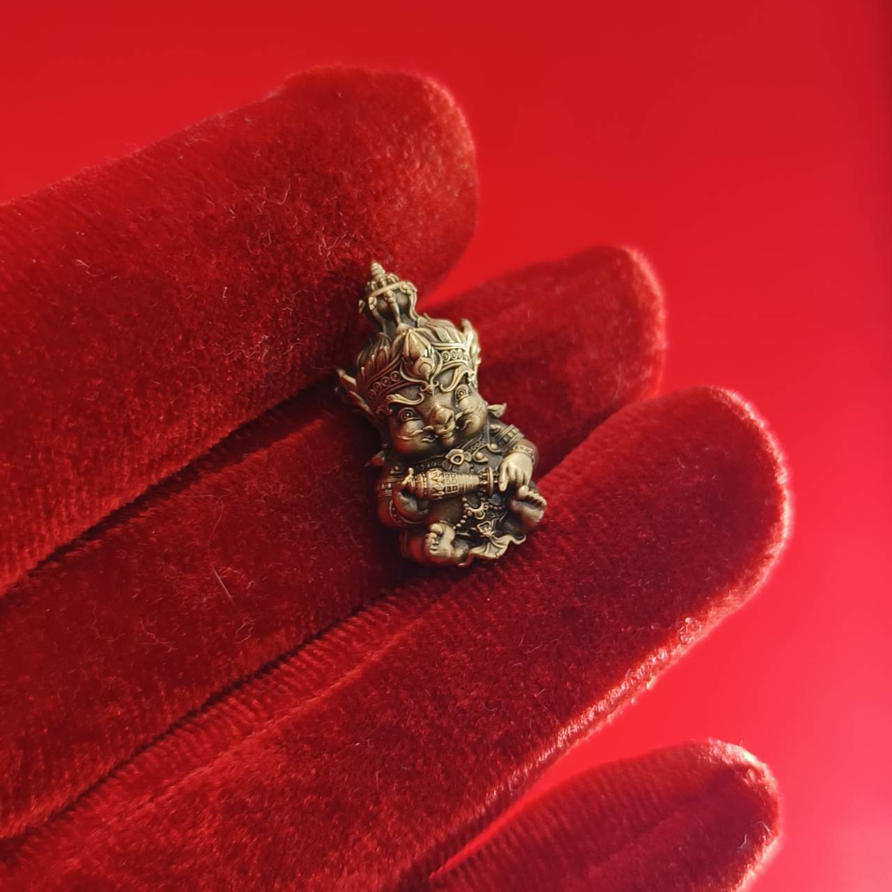 Attract Prosperity, Wisdom & Protection – Sri Siddhaya Kanapathi Sacred Amulet Miniature from Thailand