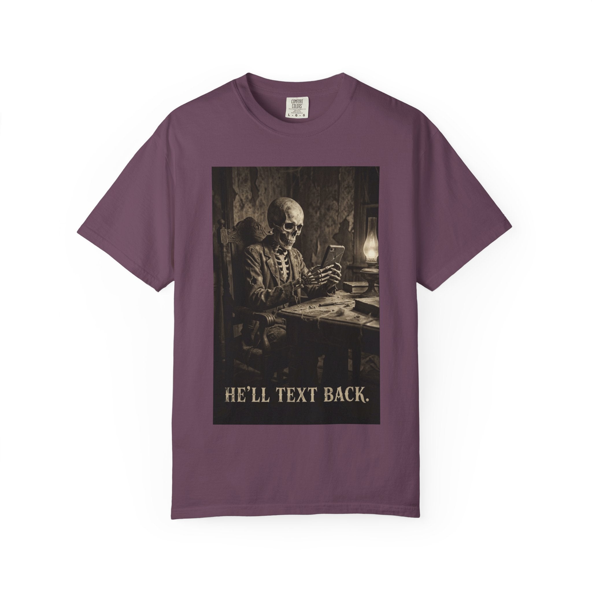 💀 He'll Text Back Skeleton T-Shirt - Funny Dark Humor Tee - Vintage Gothic Horror Shirt - Waiting for a Reply Skeleton Art - Relatable Sarcastic Aesthetic Clothing Berry