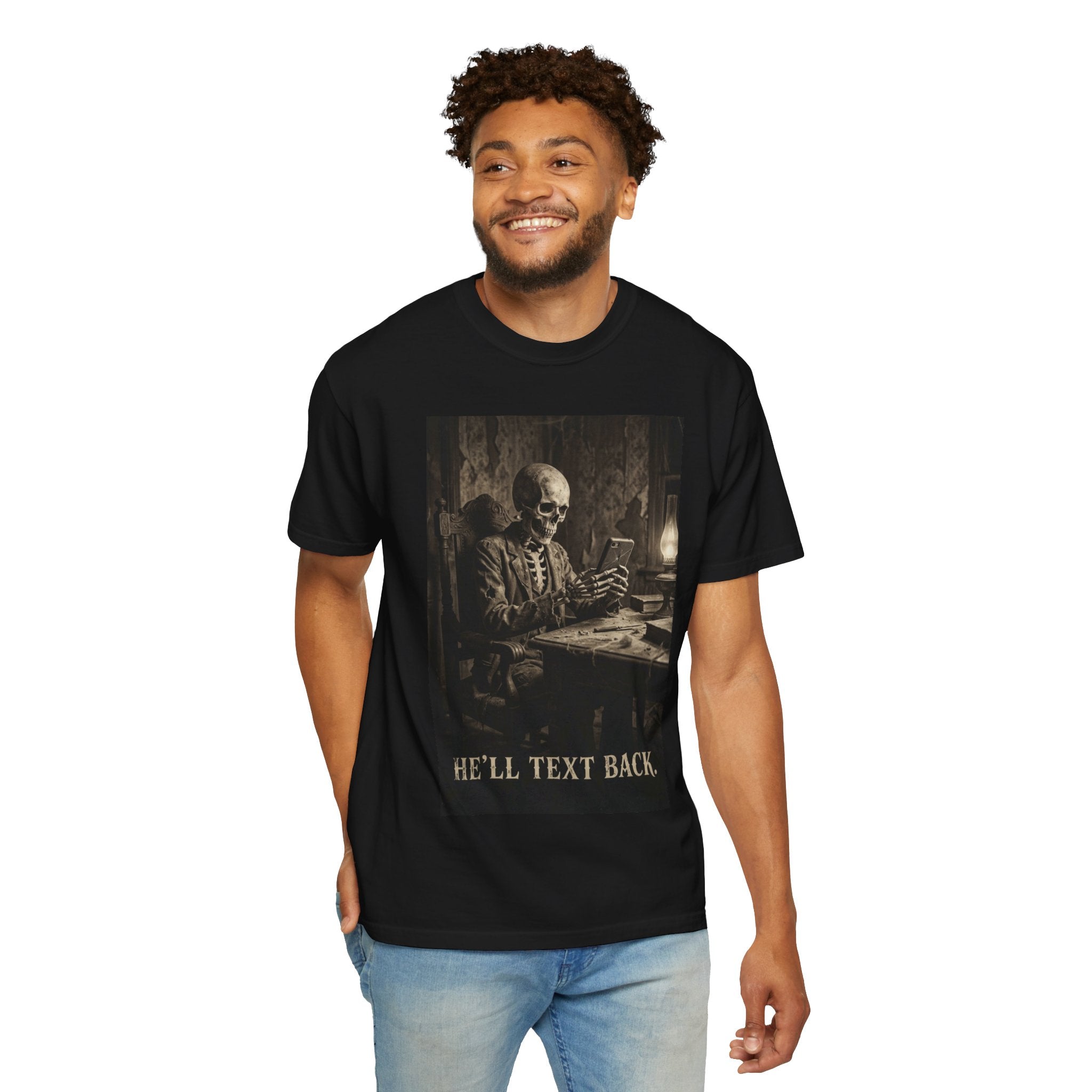 💀 He'll Text Back Skeleton T-Shirt - Funny Dark Humor Tee - Vintage Gothic Horror Shirt - Waiting for a Reply Skeleton Art - Relatable Sarcastic Aesthetic Clothing