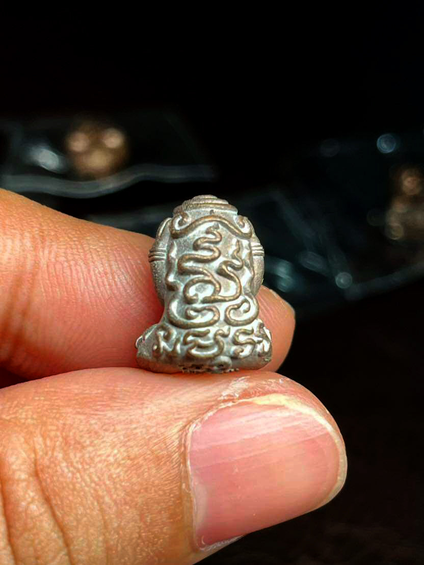 🪙 “Fortune‑Treasure Phra Pidta – Wealth & Protection Buddha by Luang Pho Sanan, Wat Klang Ratchakru (Ang Thong)”