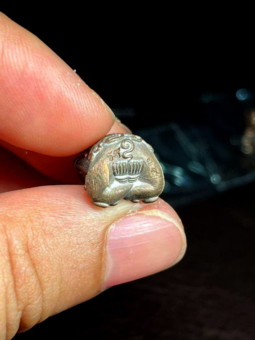 🪙 “Fortune‑Treasure Phra Pidta – Wealth & Protection Buddha by Luang Pho Sanan, Wat Klang Ratchakru (Ang Thong)”