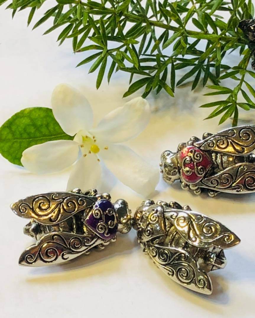 Golden Prosperity Bumble Bee Amulet | Master Kruba Tao | Wat Ubosot Ban Lao&nbsp;金富蜜蜂招財靈符 | 阿贊陶大師 | 清邁班老寺院 - Thai Blessing Co