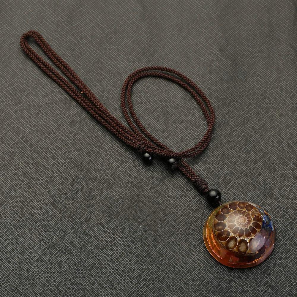 🌀 7 Chakra Spiral Healing Pendant: Resin Ammonite Necklace with Natural Crystal Chips – Adjustable Gemstone Jewelry for Energy Balance & Spiritual Gifts