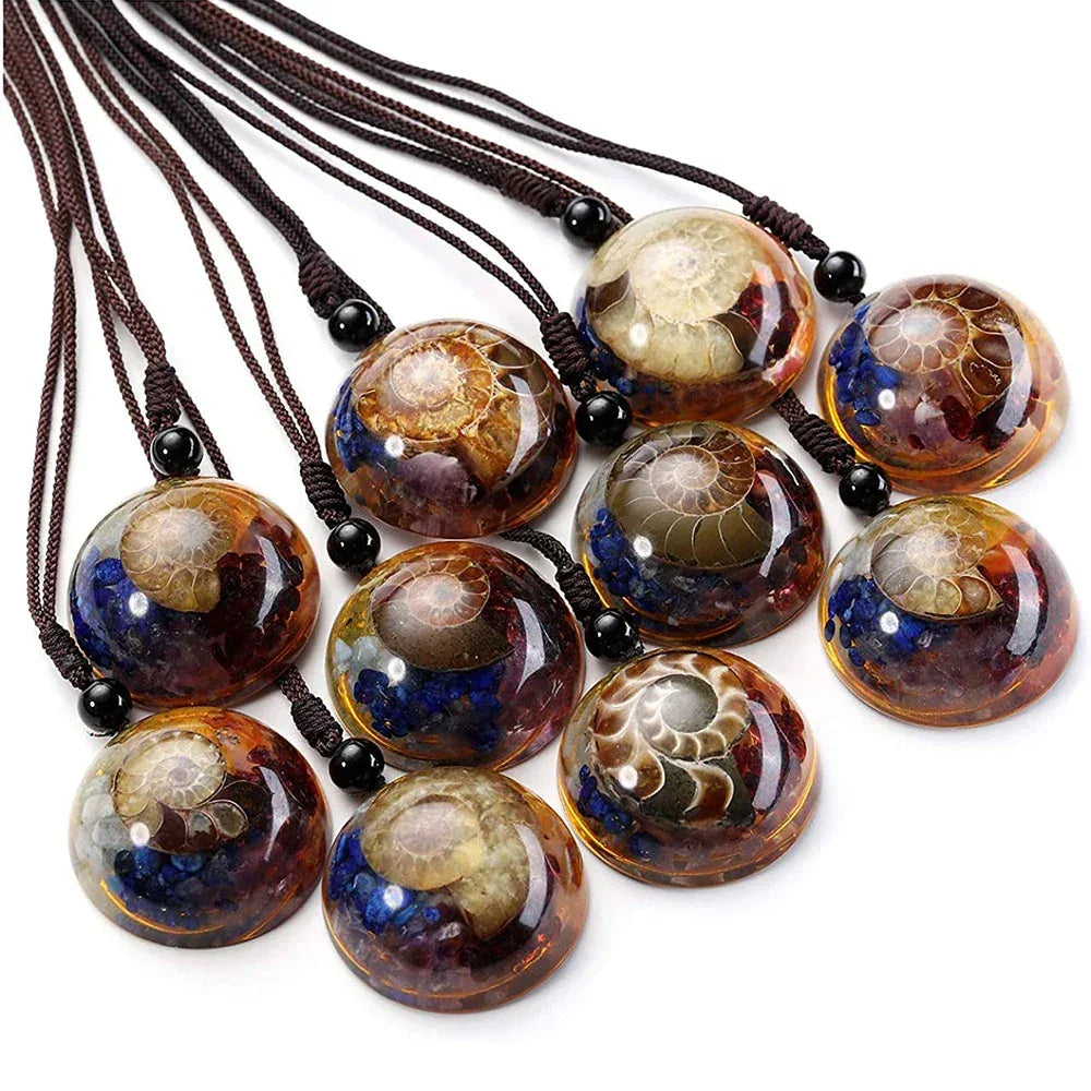 🌀 7 Chakra Spiral Healing Pendant: Resin Ammonite Necklace with Natural Crystal Chips – Adjustable Gemstone Jewelry for Energy Balance & Spiritual Gifts