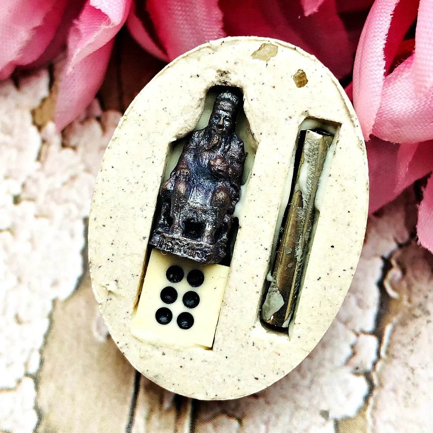 Jao Por Yi Gor Hong &amp; Cai Shen Back Talisman – “Setthi Ruay Sap” Edition, Luang Pu Key, Wat Sri Lam Yong (B.E. 2553)&nbsp;财神庙官易哥洪 – 富贵财运版 | 龙普基大师加持 | 佛历2553 - Thai Blessing Co