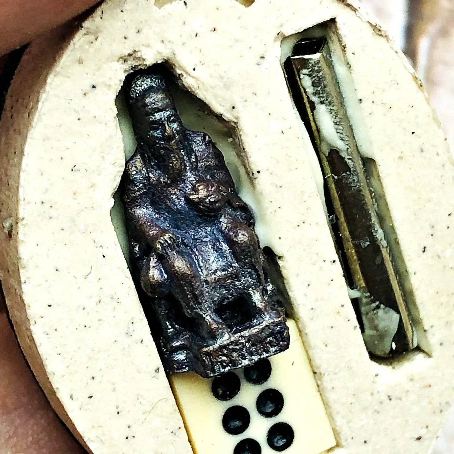 Jao Por Yi Gor Hong &amp; Cai Shen Back Talisman – “Setthi Ruay Sap” Edition, Luang Pu Key, Wat Sri Lam Yong (B.E. 2553)&nbsp;财神庙官易哥洪 – 富贵财运版 | 龙普基大师加持 | 佛历2553 - Thai Blessing Co