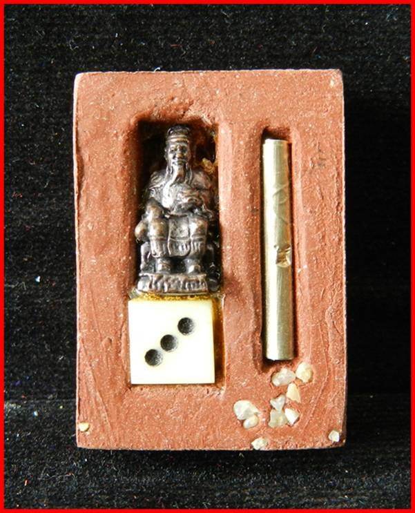 Jao Por Yi Gor Hong &amp; Cai Shen Back Talisman – “Setthi Ruay Sap” Edition, Luang Pu Key, Wat Sri Lam Yong (B.E. 2553)&nbsp;财神庙官易哥洪 – 富贵财运版 | 龙普基大师加持 | 佛历2553 - Thai Blessing Co