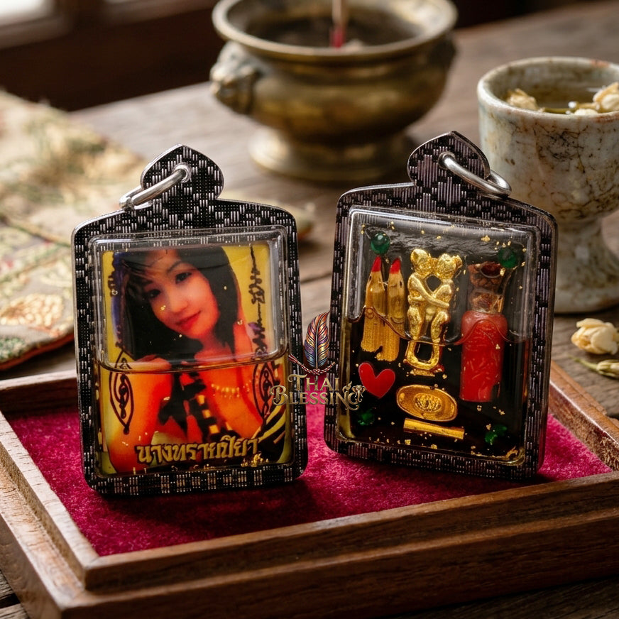 💃 Locket Nang Piya: The Sovereign of Ethereal Charm & Infinite Fortune – Lersi Somdet (Kruba Det) – Ban Rattanakosin (2567) – The Ultimate Alchemical Engine for Magnetic Attraction & Wealth!