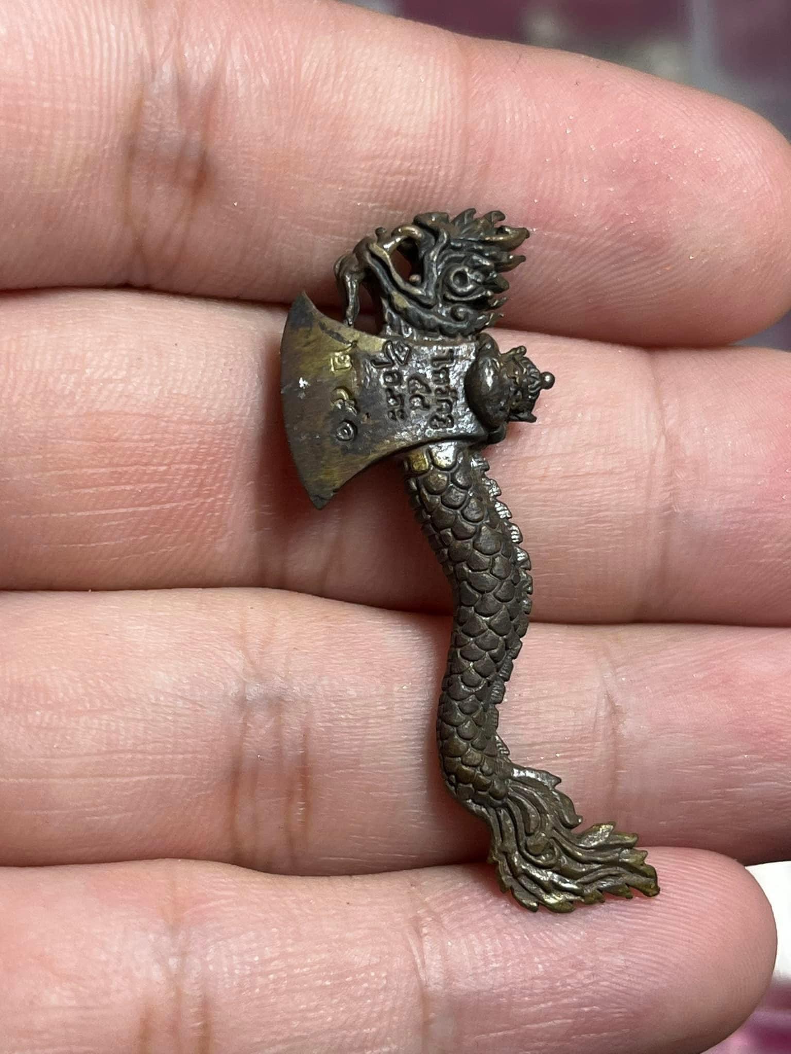 ✨ Maha Thep Weapon Axe Amulet – Sacred Bronze Gold-Plated Edition by Luang Por La, Wat Soi Suwan Normal