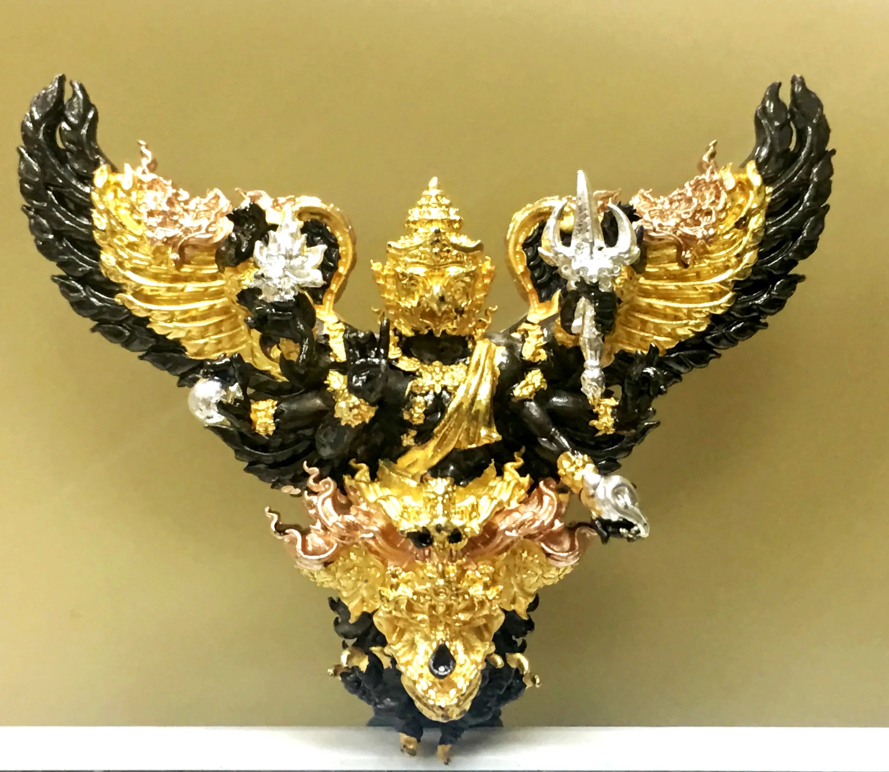 🦅 “Mangrai Garuda Supreme – Large Royal Wealth & Protection Amulet in Maha Chanuan Thong Alloy (Thai Garuda Prosperity & Power Charm)”
