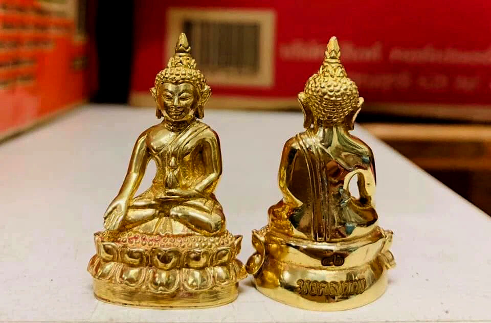🪙 “Mongkhon Thep ‘Beyond‑Fate Wealth’ Phra Kring – Blessings, Fortune & Protection Buddha by Luang Pho Thep Khemathevo, Wat Mongkhon Punyaram (Thailand) Gold