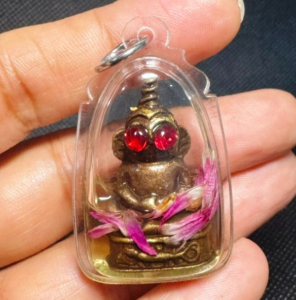 🔱 Phaya Ngang Ta Daeng The Sovereign of Captivation & Infinite Wealth – (Chao Sanaeh Attraction Oil Edition) – Luang Phor Mian, Wat Ban Janeang – The Ultimate Alchemical Engine for Absolute Charm, Financial Dominance, and Unstoppable Luck!