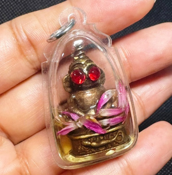 🔱 Phaya Ngang Ta Daeng The Sovereign of Captivation & Infinite Wealth – (Chao Sanaeh Attraction Oil Edition) – Luang Phor Mian, Wat Ban Janeang – The Ultimate Alchemical Engine for Absolute Charm, Financial Dominance, and Unstoppable Luck!