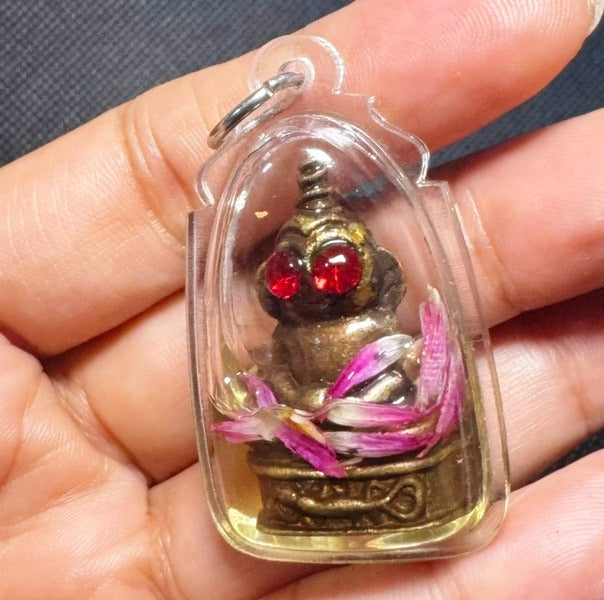 🔱 Phaya Ngang Ta Daeng The Sovereign of Captivation & Infinite Wealth – (Chao Sanaeh Attraction Oil Edition) – Luang Phor Mian, Wat Ban Janeang – The Ultimate Alchemical Engine for Absolute Charm, Financial Dominance, and Unstoppable Luck!