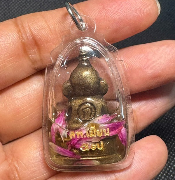 🔱 Phaya Ngang Ta Daeng The Sovereign of Captivation & Infinite Wealth – (Chao Sanaeh Attraction Oil Edition) – Luang Phor Mian, Wat Ban Janeang – The Ultimate Alchemical Engine for Absolute Charm, Financial Dominance, and Unstoppable Luck!