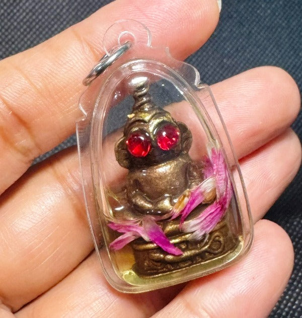 🔱 Phaya Ngang Ta Daeng The Sovereign of Captivation & Infinite Wealth – (Chao Sanaeh Attraction Oil Edition) – Luang Phor Mian, Wat Ban Janeang – The Ultimate Alchemical Engine for Absolute Charm, Financial Dominance, and Unstoppable Luck!