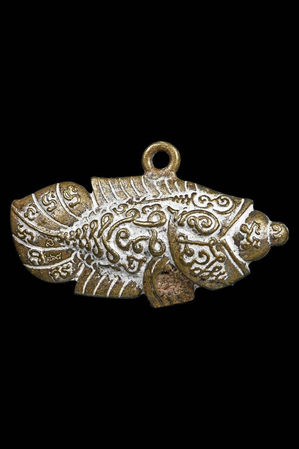 🪬Pla Mor Om Khai “Heaven-Sent Wealth” Talisman – Money-Falls-from-the-Sky Prosperity Fish by Phra Ajahn Nong, Wat Amphawa Angel bestows wealth made of mixed gold