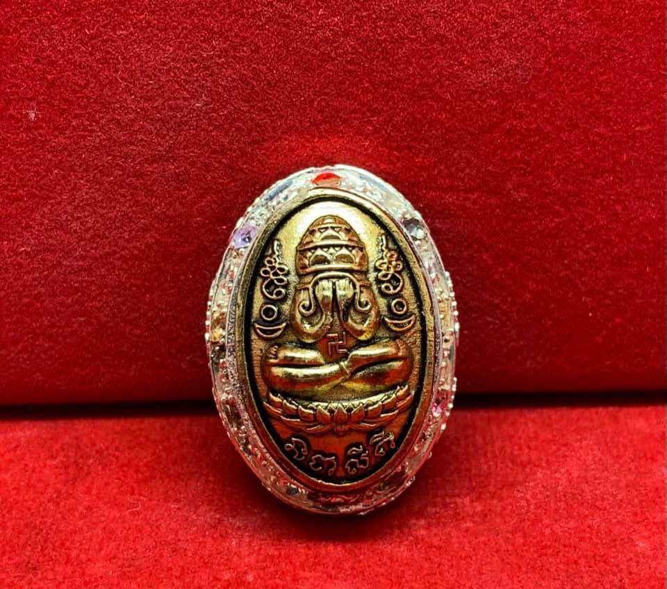 เบี้ยแก้หล่อเนื้อเงินยวงอุดกริ่ง ด้านข้างฝังพลอยนพเก้ารอบเบี้ย ออกวัดบ้านจาน จ.ศรีสะเกษ Phra Pidta Phangkan