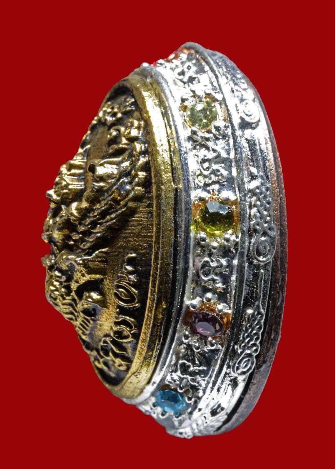 Rare Silver-Tone Shell Talisman (Bia Gae) – Guru Ball-embedded, Nine Gemstones Set | "Ruay Nuea Duang" Edition Blessed by Luang Pu Mun, Wat Ban Jan, Sisaket, BE 2567