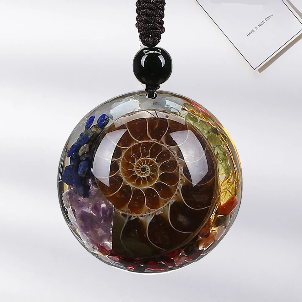 🌀 7 Chakra Spiral Healing Pendant: Resin Ammonite Necklace with Natural Crystal Chips – Adjustable Gemstone Jewelry for Energy Balance & Spiritual Gifts