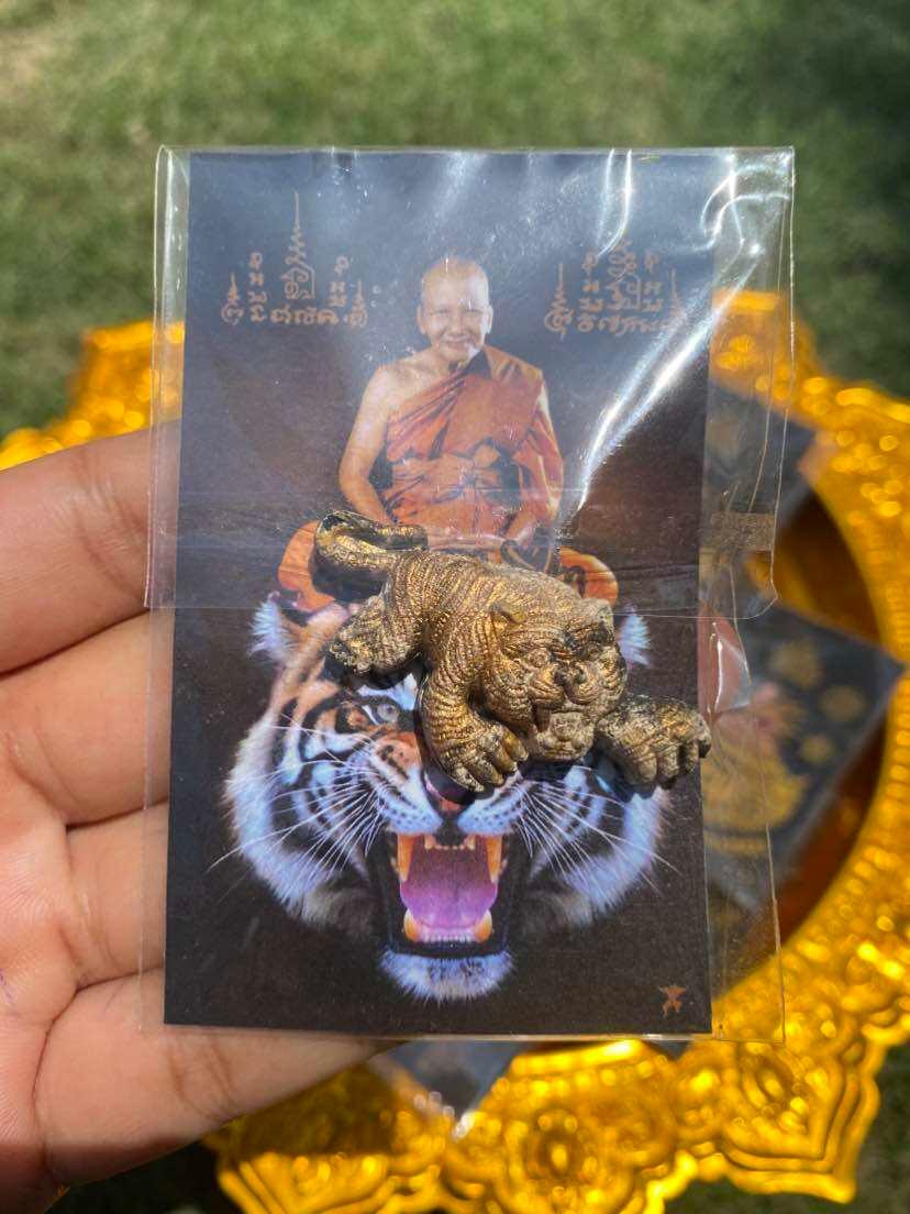 🐯 Master Tiger “Wai Khru 2022” – Sacred Buddha Powder Guardian Amulet for Protection, Courage & Leadership (Wat Bang Phra Lineage)