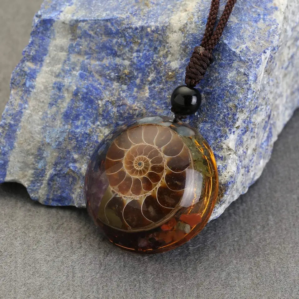 🌀 7 Chakra Spiral Healing Pendant: Resin Ammonite Necklace with Natural Crystal Chips – Adjustable Gemstone Jewelry for Energy Balance & Spiritual Gifts