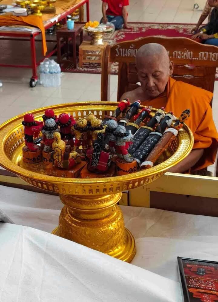 Authentic Meed Mor Leather Knife - Phayak Nuea Duang Empowered by Luang Pu Mahasila & Luang Pho Mian for Supreme Power, Fortune & Prestige