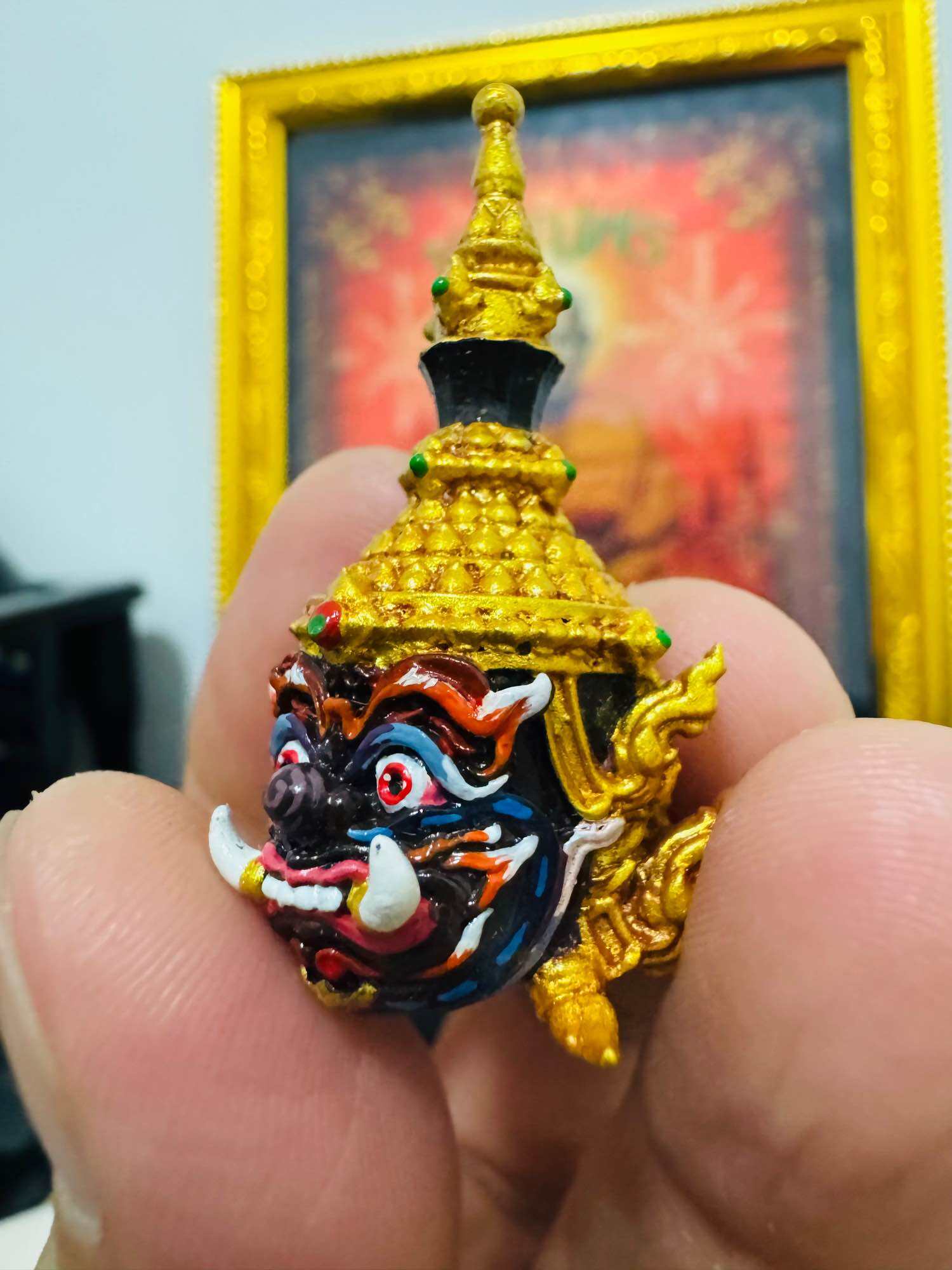 🌟 Sacred Putthasilp Sian Thep Kuwanon Noi Ariyat Sap﻿ Enamel-Cast Head Amulet – Stamped with Code and Serial Numbers Behind Both Ears