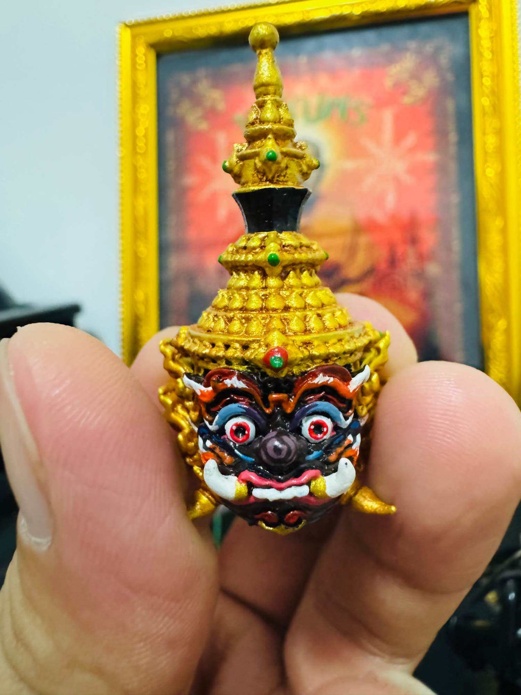 🌟 Sacred Putthasilp Sian Thep Kuwanon Noi Ariyat Sap﻿ Enamel-Cast Head Amulet – Stamped with Code and Serial Numbers Behind Both Ears