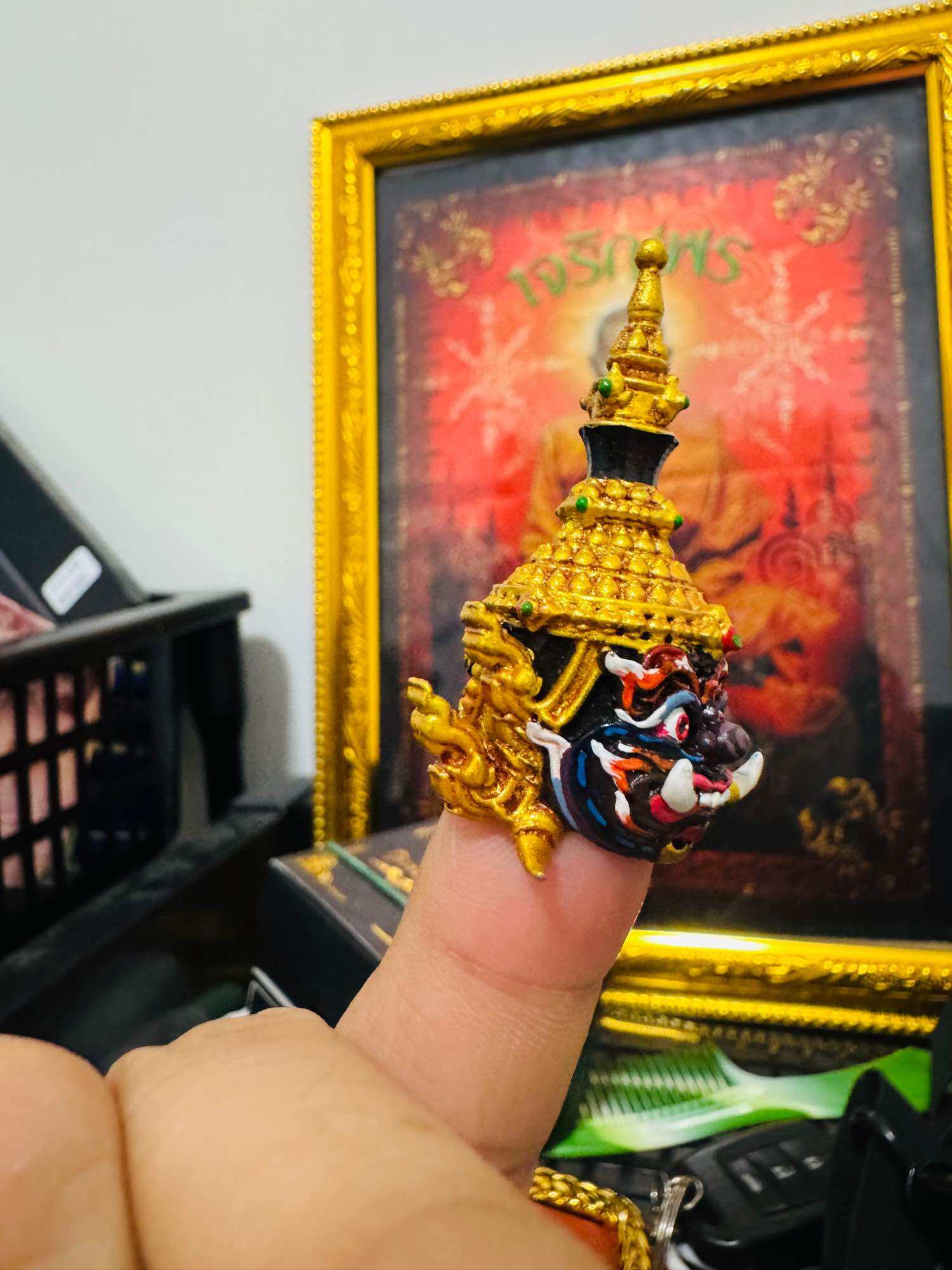 🌟 Sacred Putthasilp Sian Thep Kuwanon Noi Ariyat Sap﻿ Enamel-Cast Head Amulet – Stamped with Code and Serial Numbers Behind Both Ears